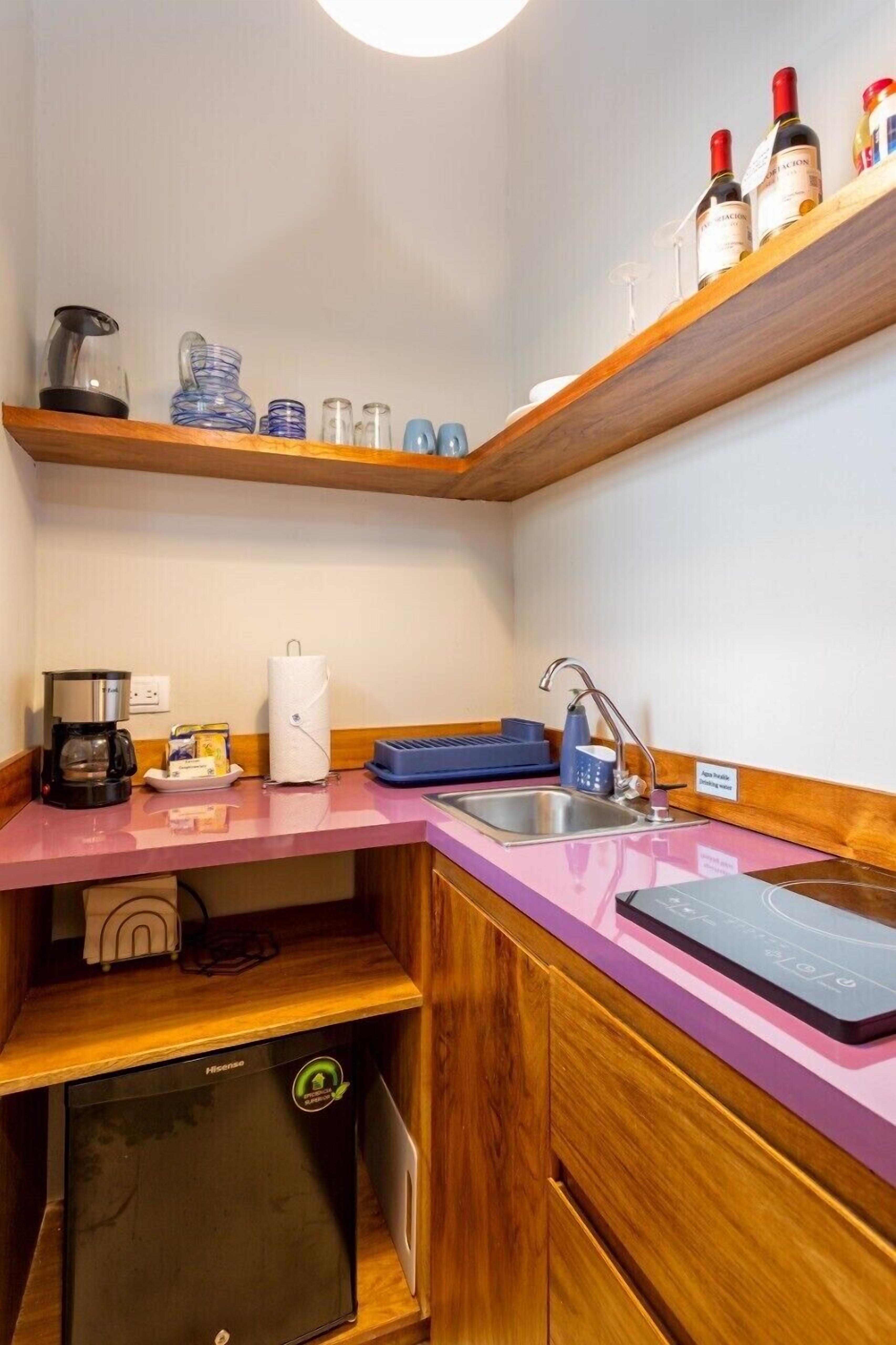 Suite Monet , A + location, small , Beautiful, WiFi+