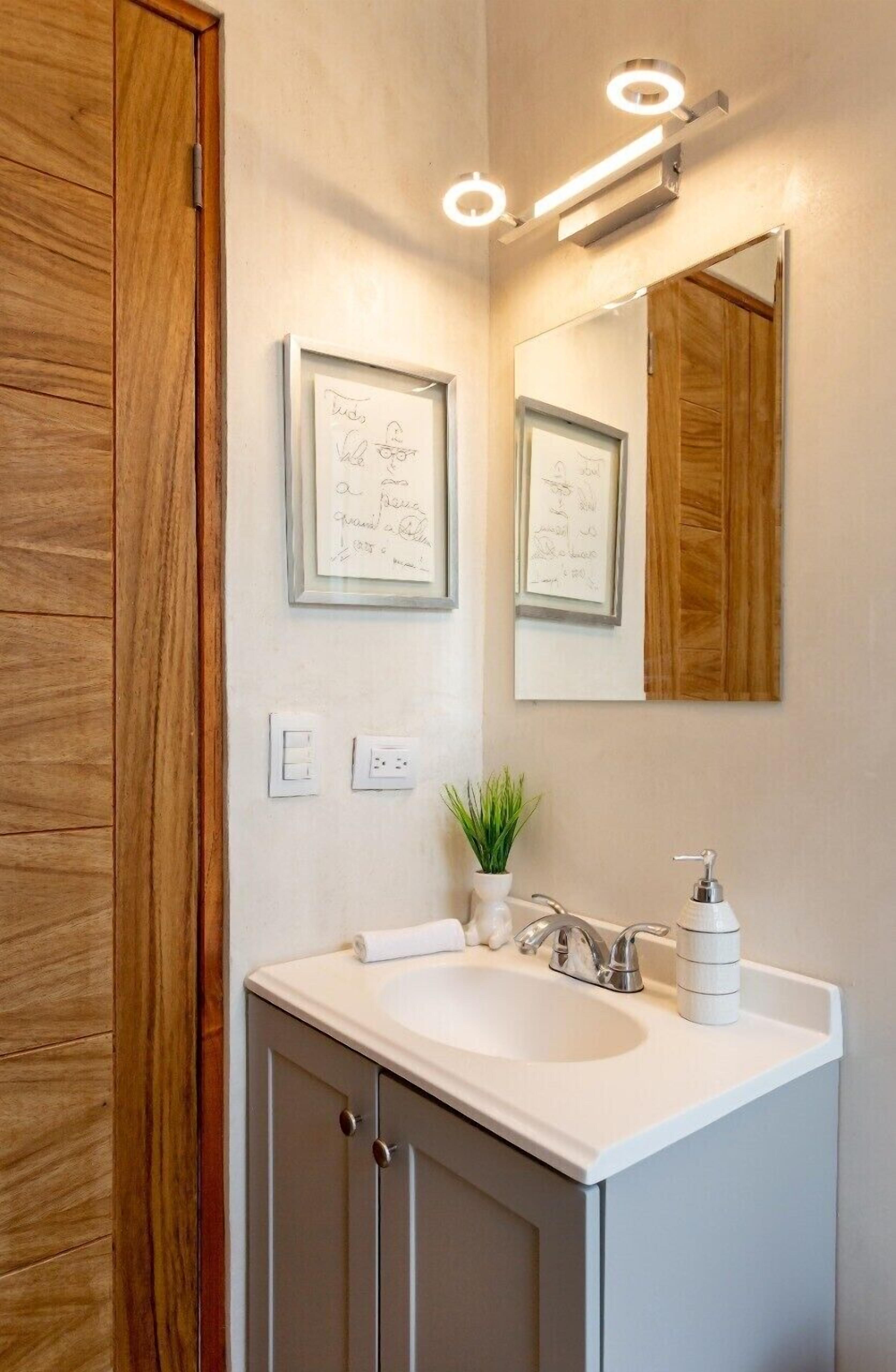 Suite Monet , A + location, small , Beautiful, WiFi+