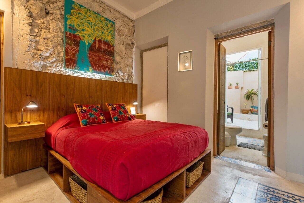 Suite Monet , A + location, small , Beautiful, WiFi+