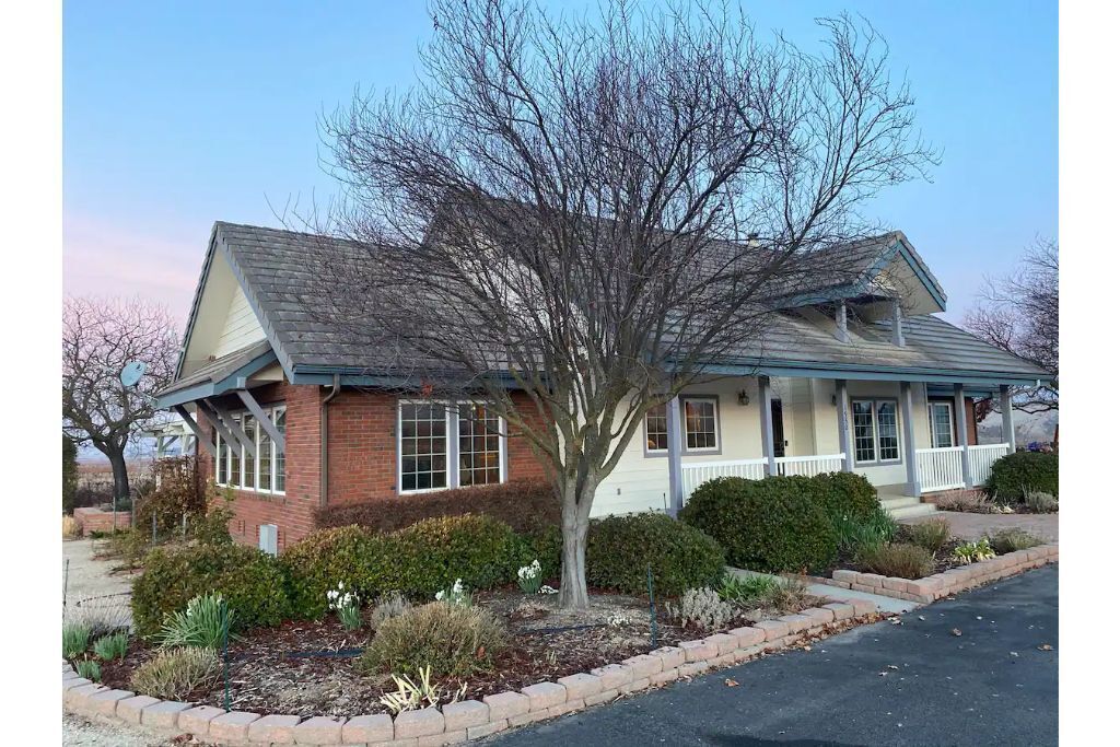 Vukelich Vineyards - Amazing Views with Hot Tub, Minutes Away From Downtown