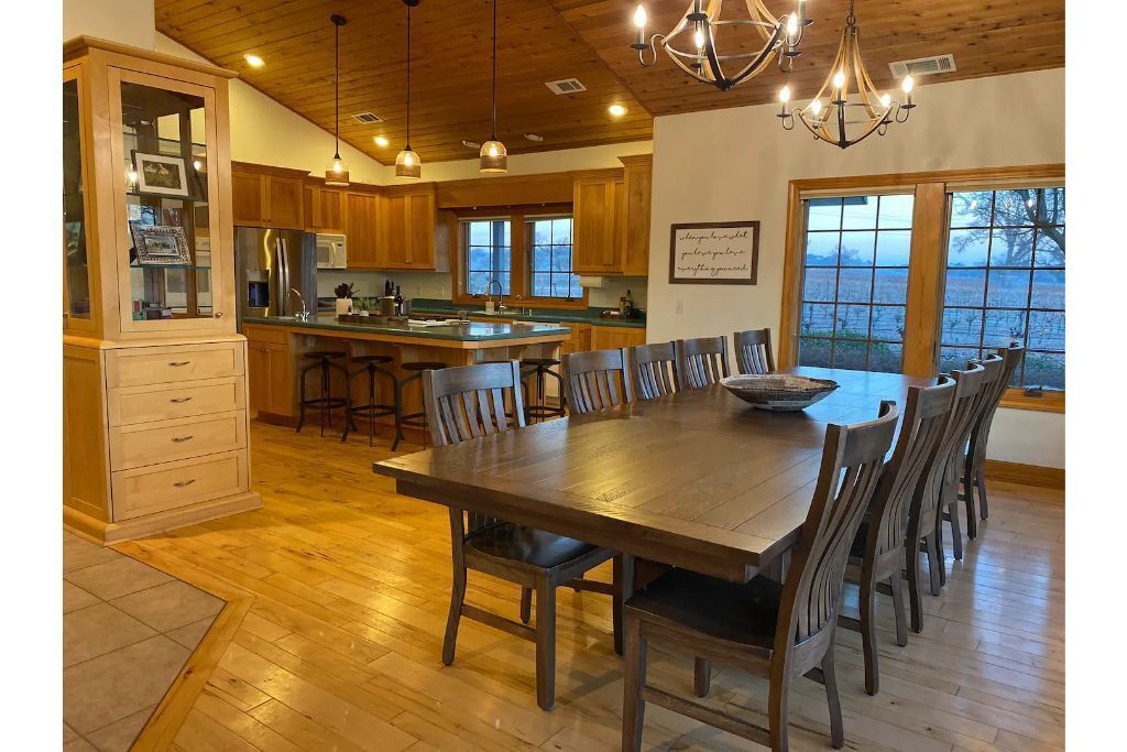 Vukelich Vineyards - Amazing Views with Hot Tub, Minutes Away From Downtown