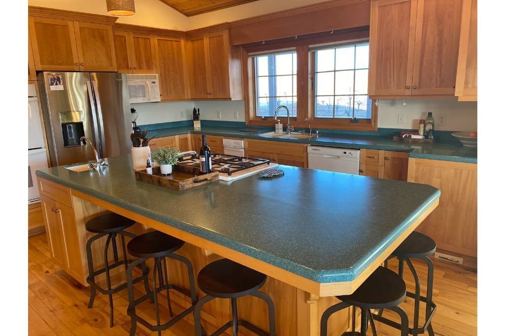 Vukelich Vineyards - Amazing Views with Hot Tub, Minutes Away From Downtown