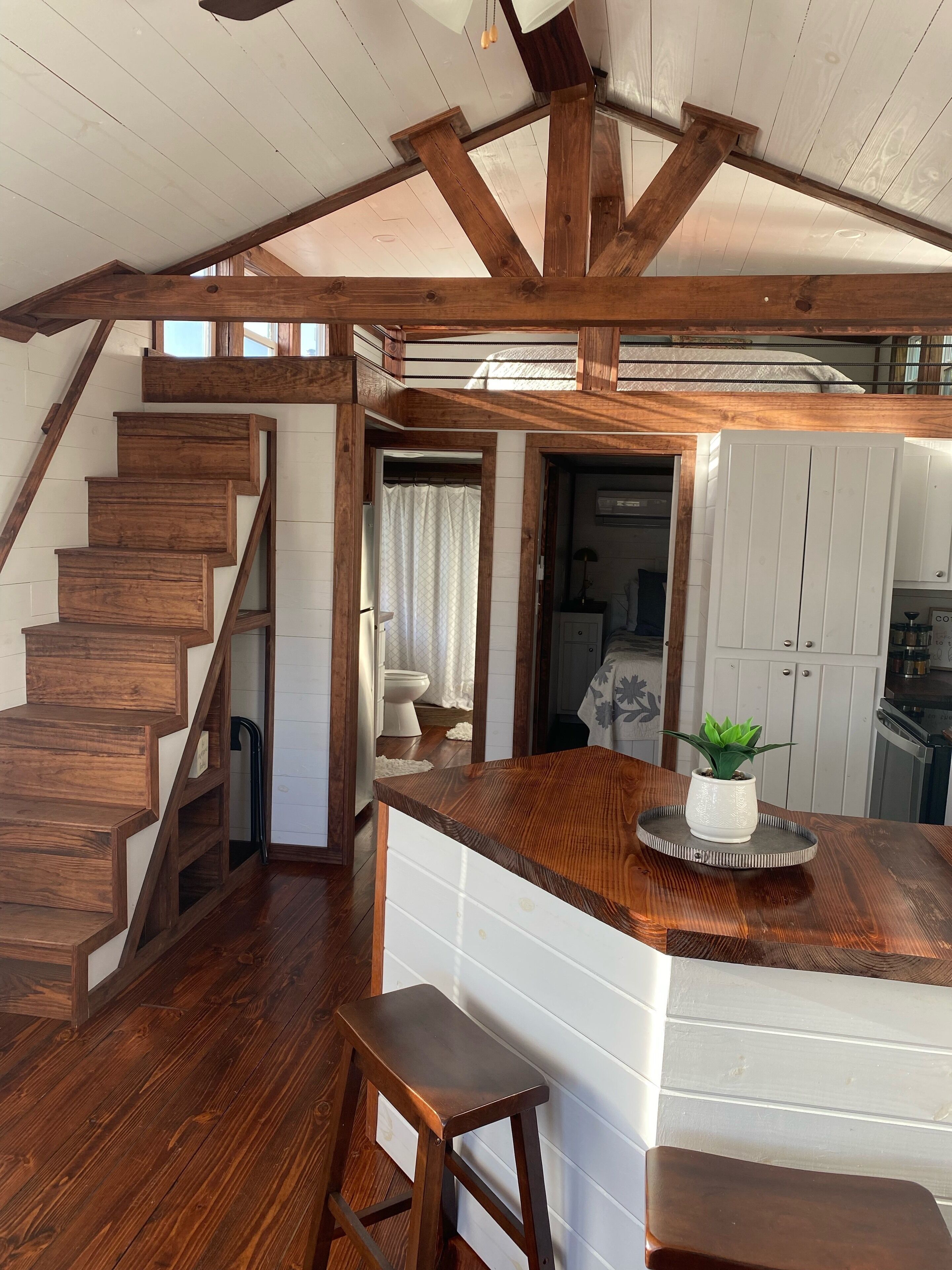 Vineyard Tiny House with Deck and Beautiful Views - Minutes Away From Downtown