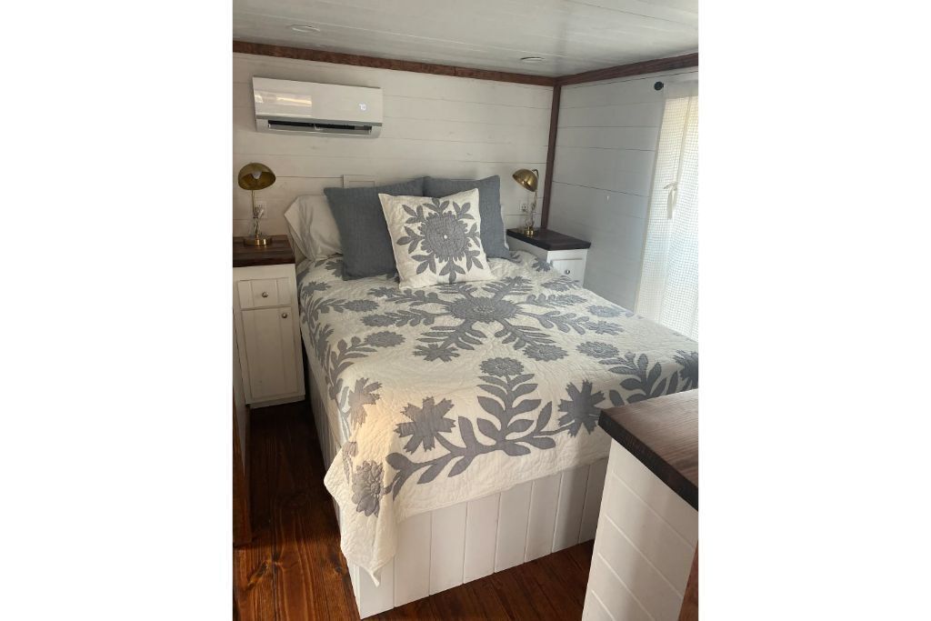 Vineyard Tiny House with Deck and Beautiful Views - Minutes Away From Downtown