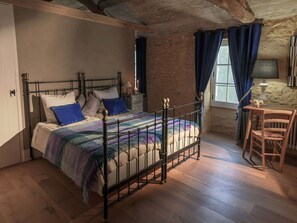 4 slaapkamers, een strijkplank/strijkijzer, wifi