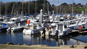A marina with multiple boats docked, calm water, and a clear sky. - Cottage (Guidel)