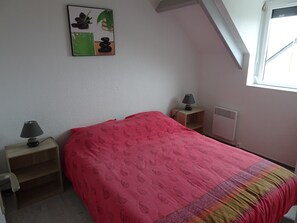 2 chambres, lit de bébé portatif