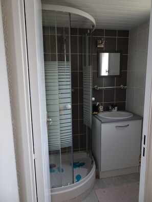 Shower, toilet paper - Cottage (Guidel)