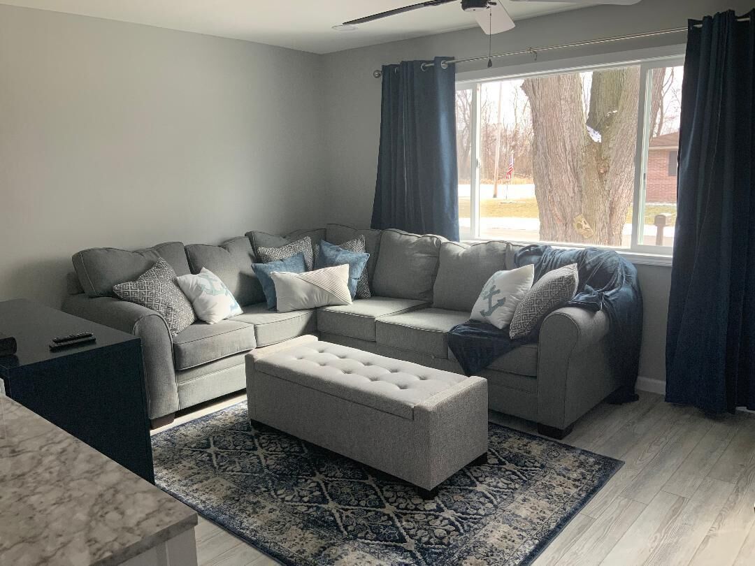 Newly remodeled 3 B/R home central to Lake Erie attractions & BOAT PARKING. 