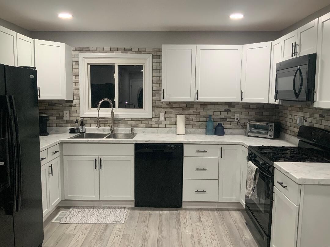 Newly remodeled 3 B/R home central to Lake Erie attractions & BOAT PARKING. 