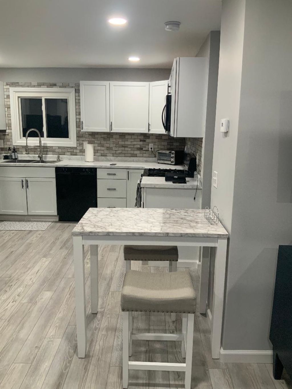 Newly remodeled 3 B/R home central to Lake Erie attractions & BOAT PARKING. 