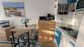 Refrigerador, microondas, cafetera y tetera y tostadora