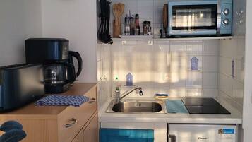 Refrigerador, microondas, cafetera y tetera y tostadora