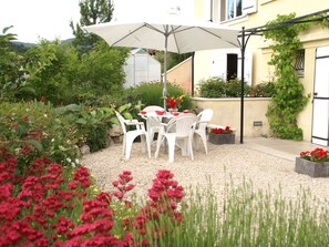 Outdoor dining - Modern Terrace Stay Montbrun (Montbrun-Les-Bains)
