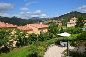 Outdoor dining - Modern Terrace Stay Montbrun (Montbrun-Les-Bains)