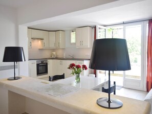 冷蔵庫、オーブン、コンロ、食器洗い機