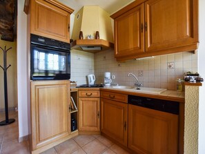 Fridge, microwave, oven, stovetop - Cozy Garden Villa in Bonnemain (Bonnemain)