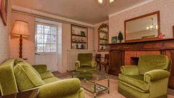 Televisión, reproductor de DVD, futbolito, estéreo