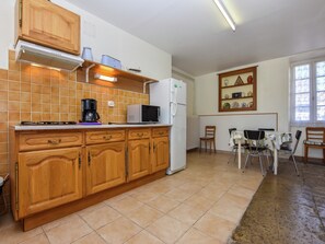 Frigorifero, microonde, piano cottura, macchina per tè/caffè