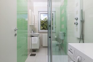 Ensemble douche/baignoire, sèche-cheveux, bidet, serviettes fournies