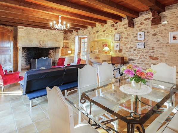 Dining - Forest Hideaway in Saint-Caprais (Saint-Caprais)