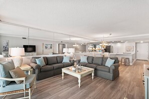 TV, DVD player - RECENTLY REMODELED ! Beautiful OCEAN VIEW! 2 FREE Beach chairs and umbrella! (Destin)