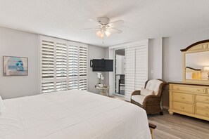 2 bedrooms, free WiFi, bed sheets - RECENTLY REMODELED ! Beautiful OCEAN VIEW! 2 FREE Beach chairs and umbrella! (Destin)