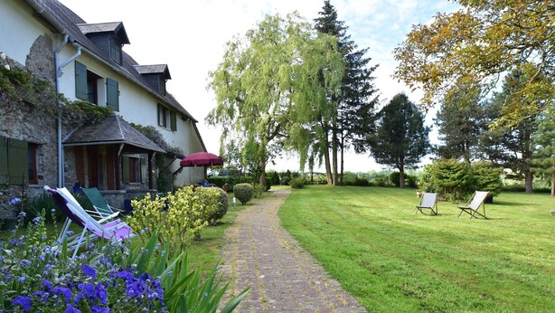 A pathway leading to a house with a garden, outdoor seating, and trees. - Saint-Sauveur Hideaway (St Sauveur Lendelin)
