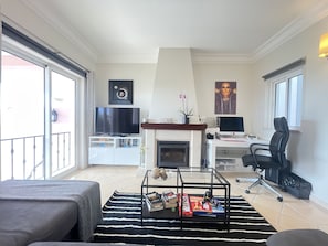Deluxe Apartment, 1 King Bed with Sofa bed, Garden View, Ground Floor | Living area
