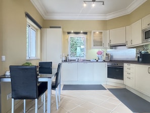 Deluxe-Apartment, 1Â King-Bett und Schlafsofa, Gartenblick, Erdgeschoss | Eigene KĂŒche | GroĂer KĂŒhlschrank, Mikrowelle, Ofen, Herdplatte