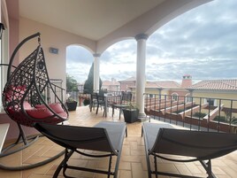 Deluxe Apartment, 1 Katil Raja (King) dengan Katil Sofa, Garden View, Ground Floor | Teres/patio