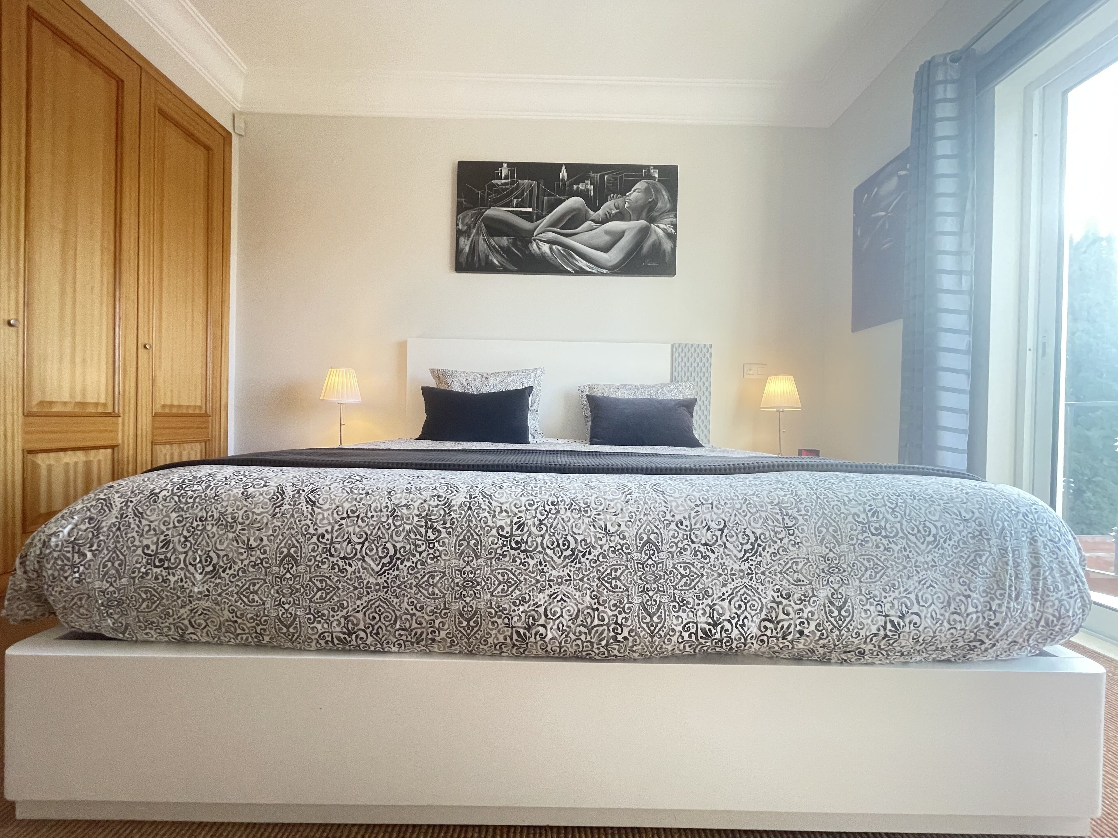 1 bedroom, Egyptian cotton sheets, premium bedding, down comforters