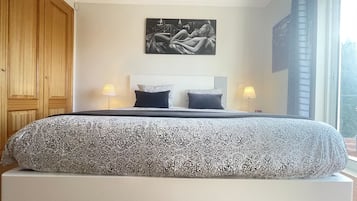 1 bedroom, Egyptian cotton sheets, premium bedding, down comforters