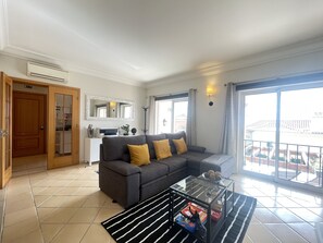 Deluxe-Apartment, 1 King-Bett und Schlafsofa, Gartenblick, Erdgeschoss | Wohnbereich | 42-Zoll-Flachbildfernseher mit Kabelempfang, Fernseher, Kamin