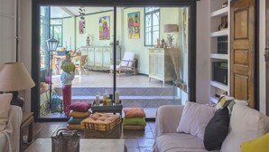 A cozy living room with a sofa, cushions, a coffee table, and a wicker basket. - Mansion in Fréjus with Private Pool (Fréjus)
