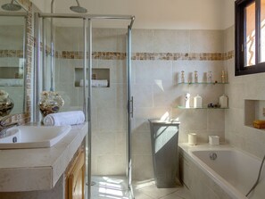 Combined shower/tub