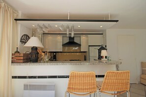 Réfrigérateur, four, plaque de cuisson, lave-vaisselle