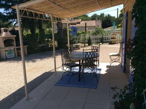 تناول الطعام بالخارج