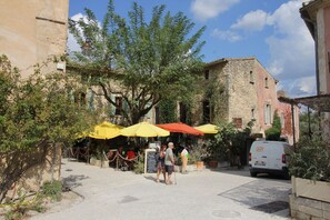 Outdoor dining - Comfortable gîte in Oppede, France (Oppede)