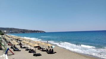 Perto da praia, espreguiçadeiras