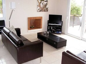 Fernseher, Kamin, DVD-Player, Stereoanlage