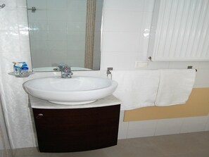 Dusche, Haartrockner, Handtücher