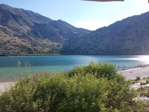 Playa en los alrededores y camastros
