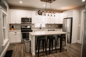 Fridge, microwave, oven, stovetop - Deer Ridge - A peaceful 10 Acre Wooded Retreat (Kankakee)