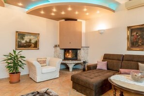 TV - Villa in Ripenda Kras with Pool and Sauna (Labin)