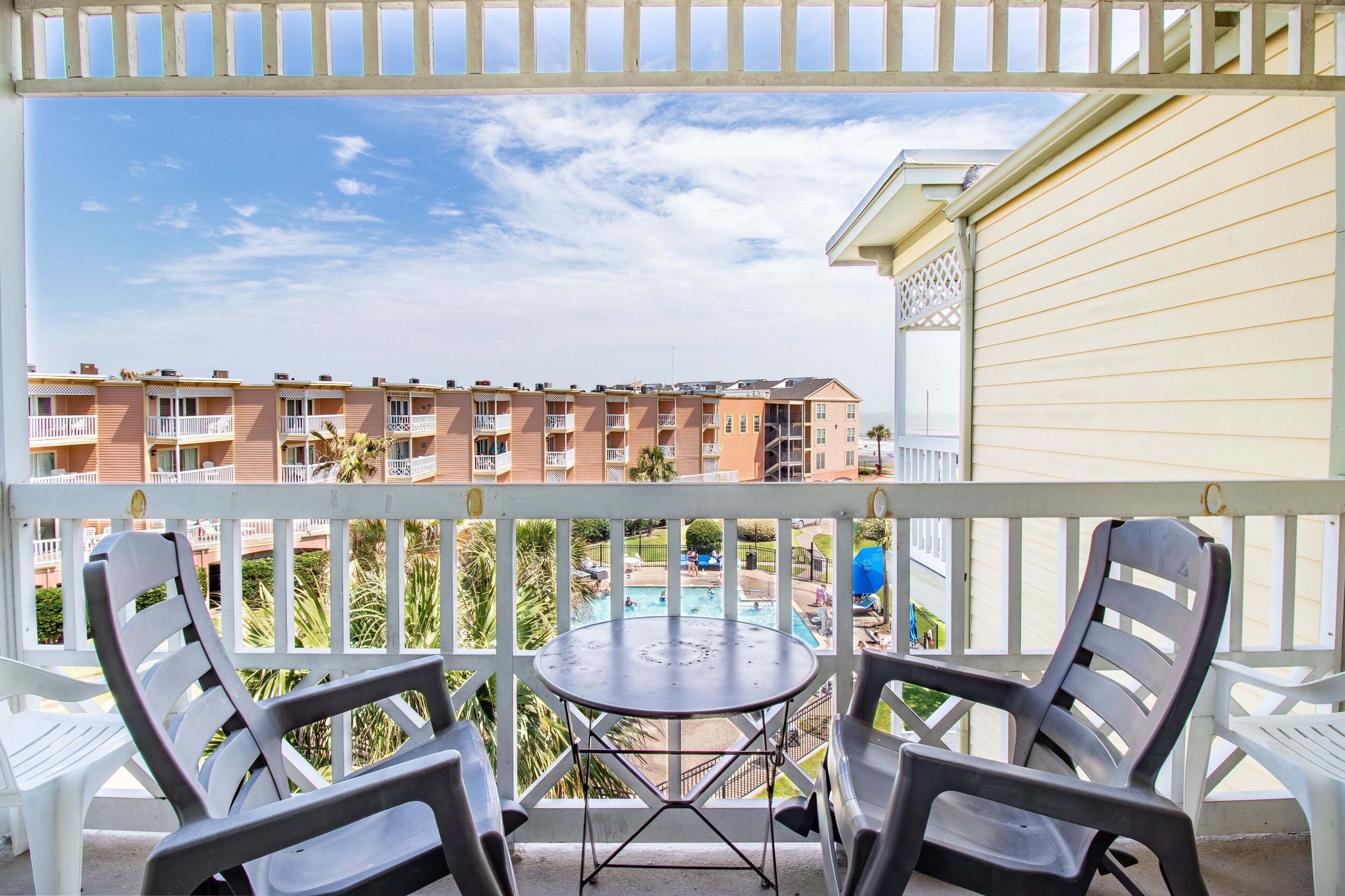 Little Cajun Hideaway | Shared Pools, Gulf Views!