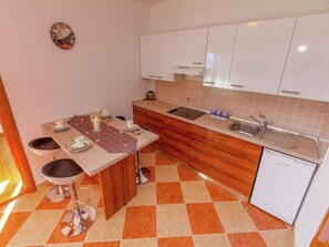 Kühlschrank, Mikrowelle, Herdplatte, Wasserkocher mit Kaffee-/Teezubehör