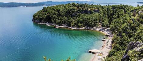 Una spiaggia nelle vicinanze