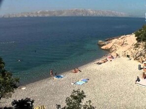 بالقرب من الشاطئ