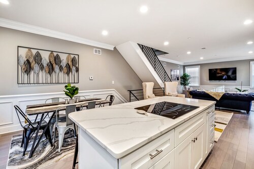 Exceptional Downtown Townhome w/Roofdeck -4Bd/3Bth